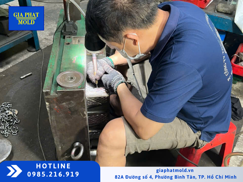 Sản xuất cung cấp khuôn mẫu nhựa và kim loại tại Long An